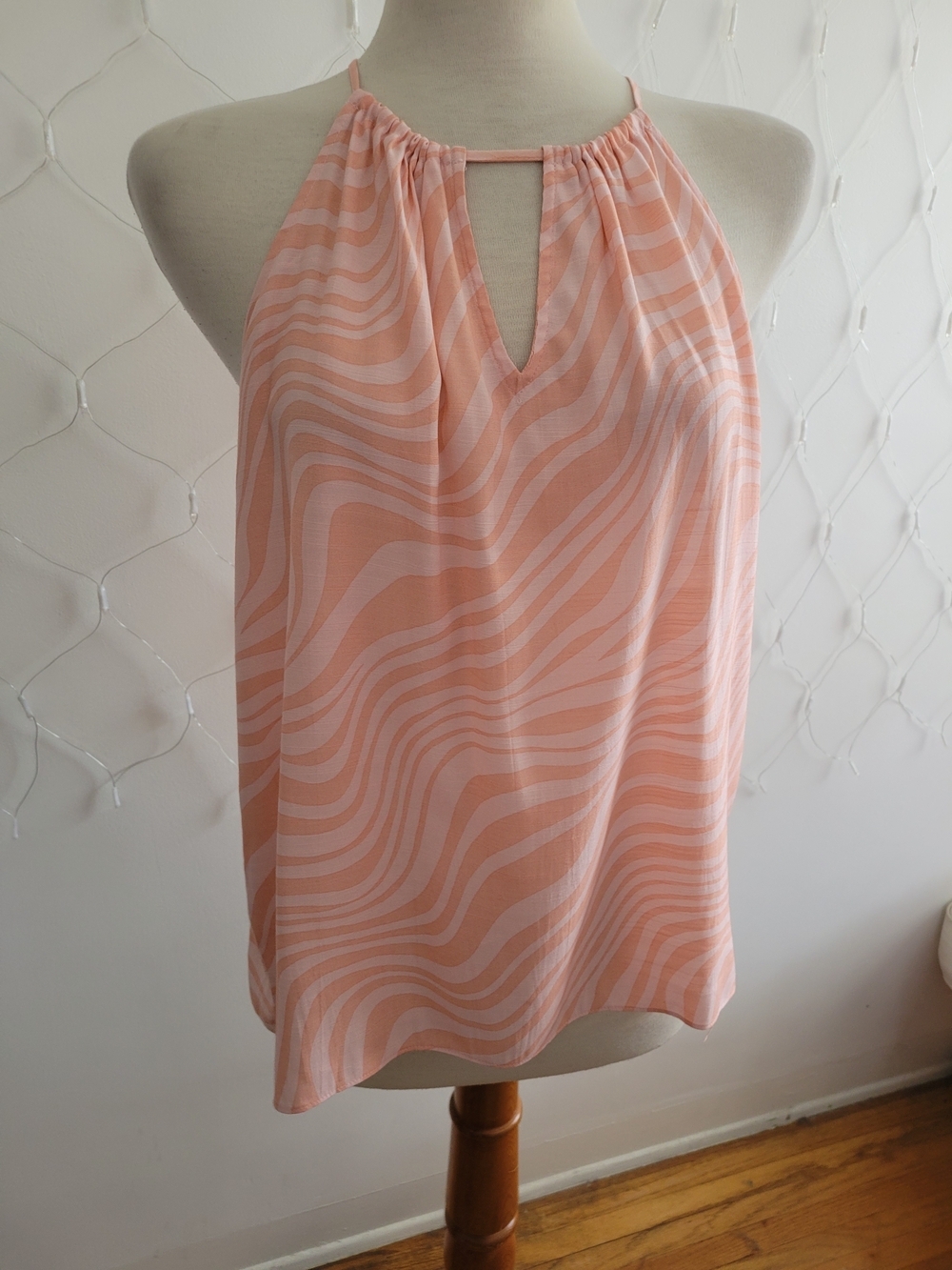 ¤ Size Large • Sleeveless Peached Pink Wave-Print Halter Top • Nine West